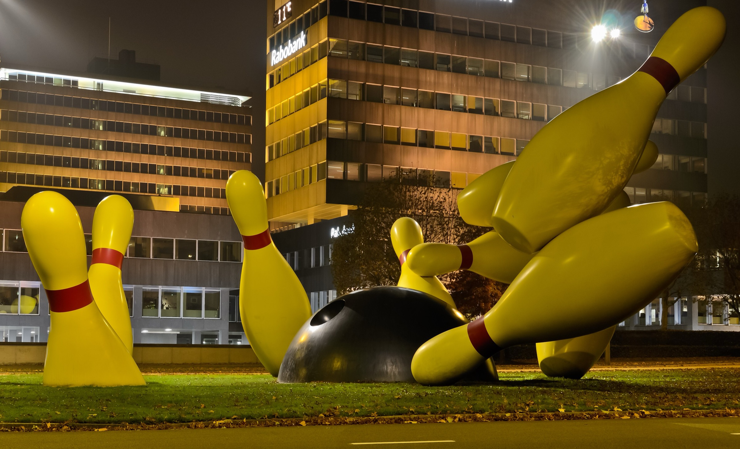 Flying Pins de Claes Oldenburg y Coosje van Bruggen