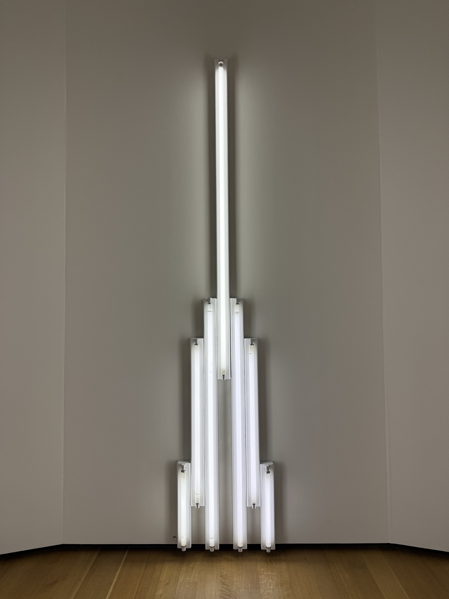 "monument" para V. Tatlin de Dan Flavin